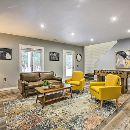 Modern-Chic Interlochen Home With Deck And Game Room! Buitenkant foto