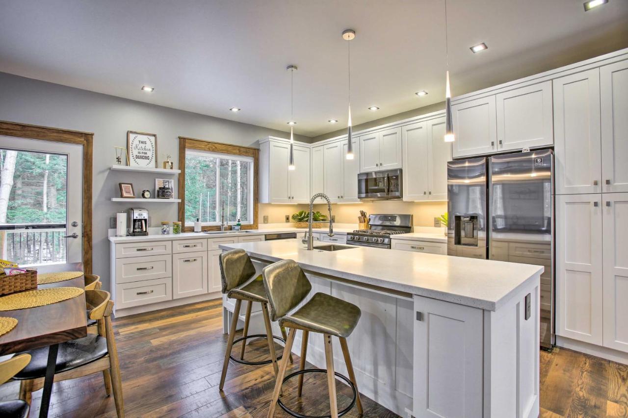 Modern-Chic Interlochen Home With Deck And Game Room! Buitenkant foto