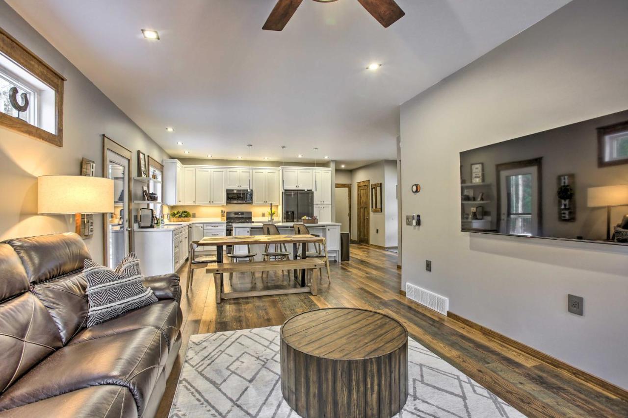 Modern-Chic Interlochen Home With Deck And Game Room! Buitenkant foto