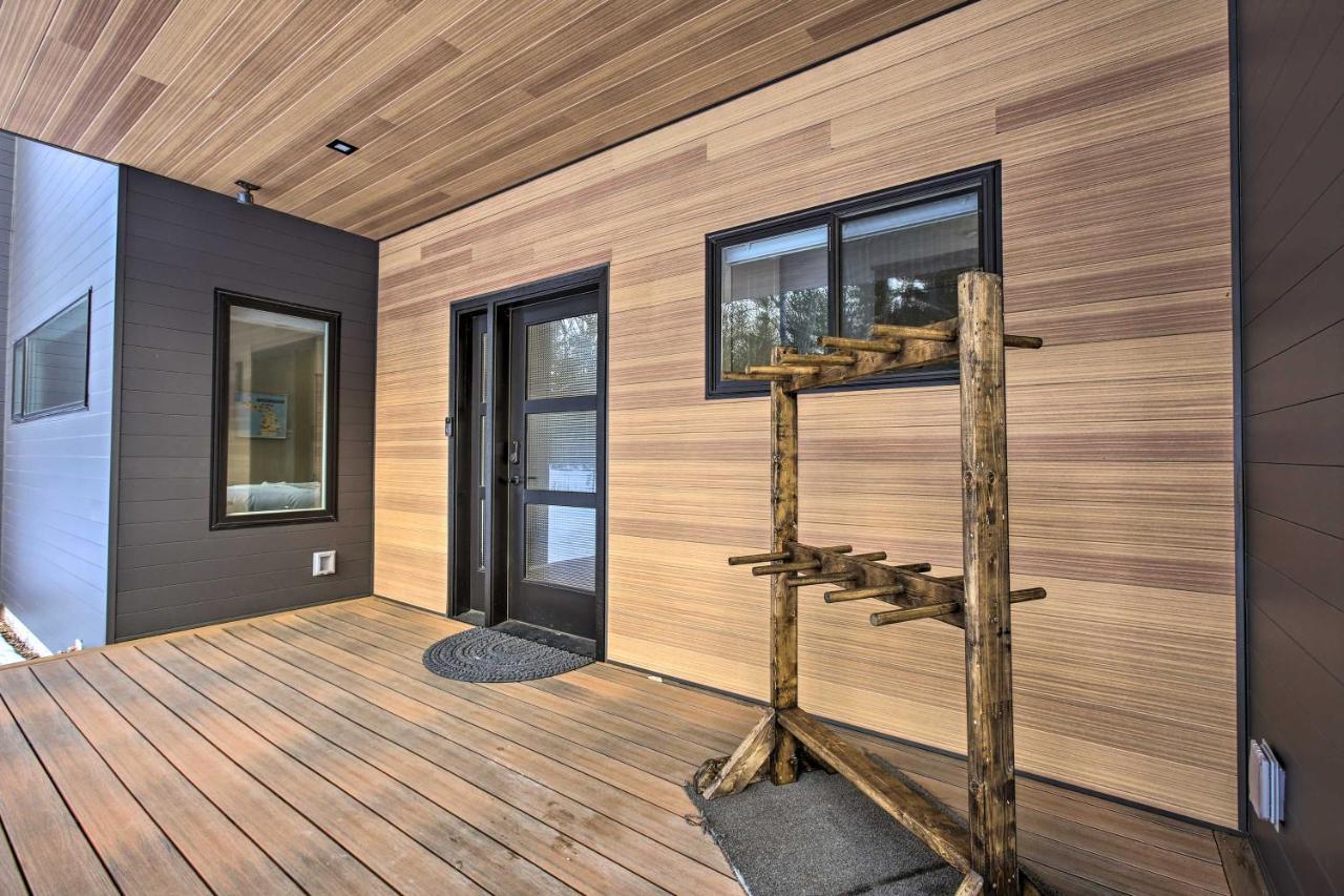 Modern-Chic Interlochen Home With Deck And Game Room! Buitenkant foto