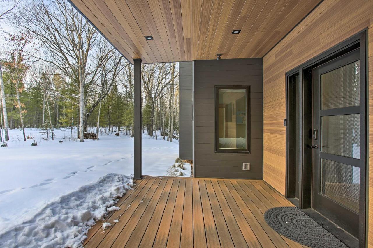 Modern-Chic Interlochen Home With Deck And Game Room! Buitenkant foto