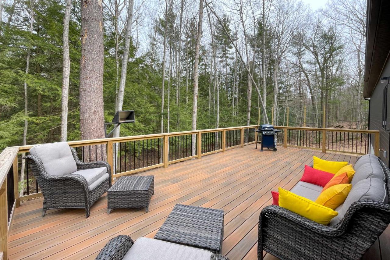 Modern-Chic Interlochen Home With Deck And Game Room! Buitenkant foto