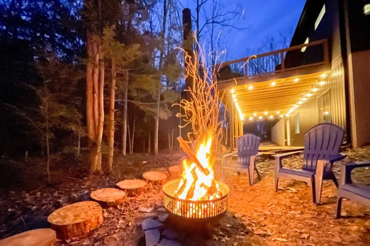 Modern-Chic Interlochen Home With Deck And Game Room! Buitenkant foto
