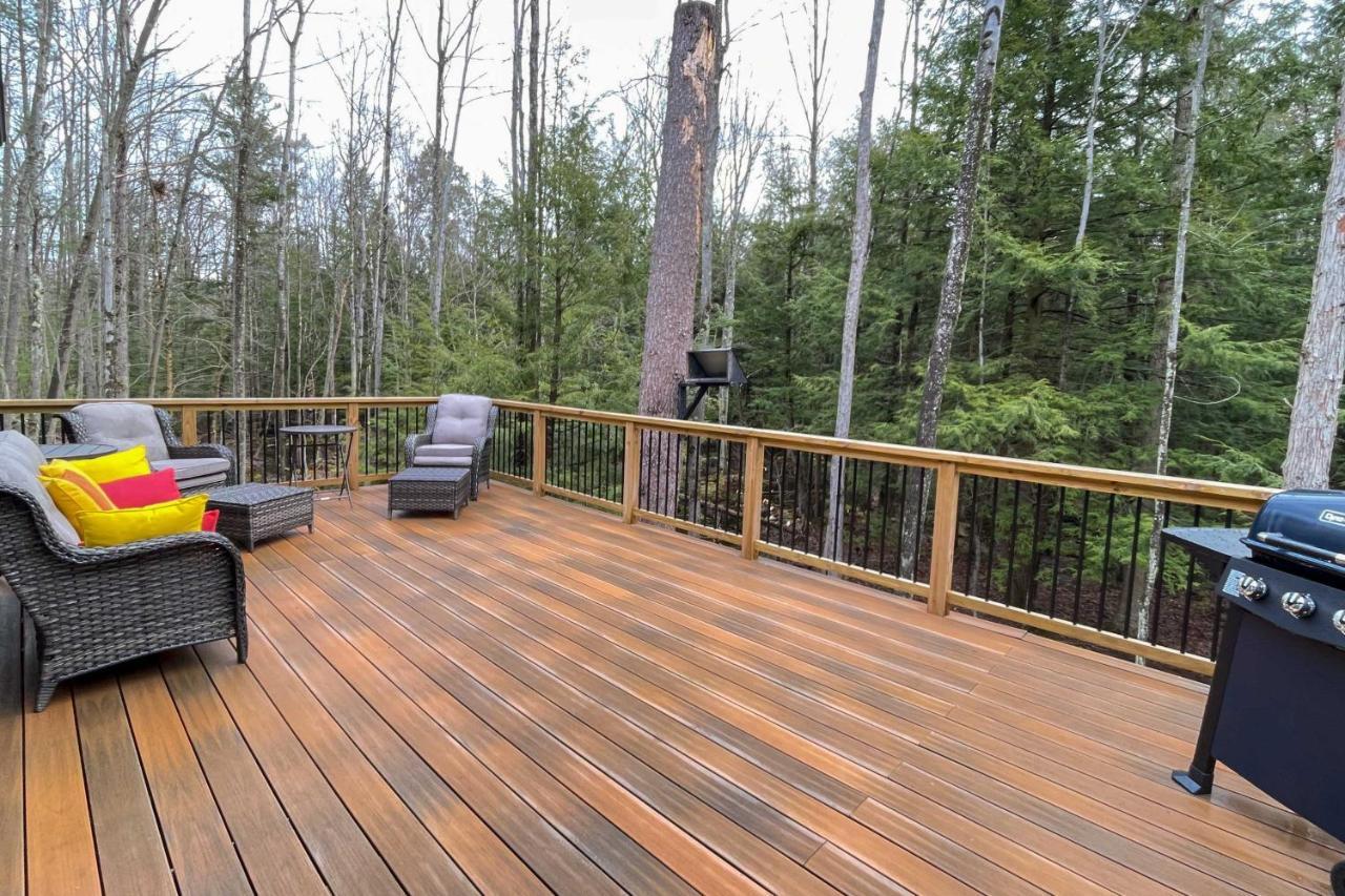 Modern-Chic Interlochen Home With Deck And Game Room! Buitenkant foto