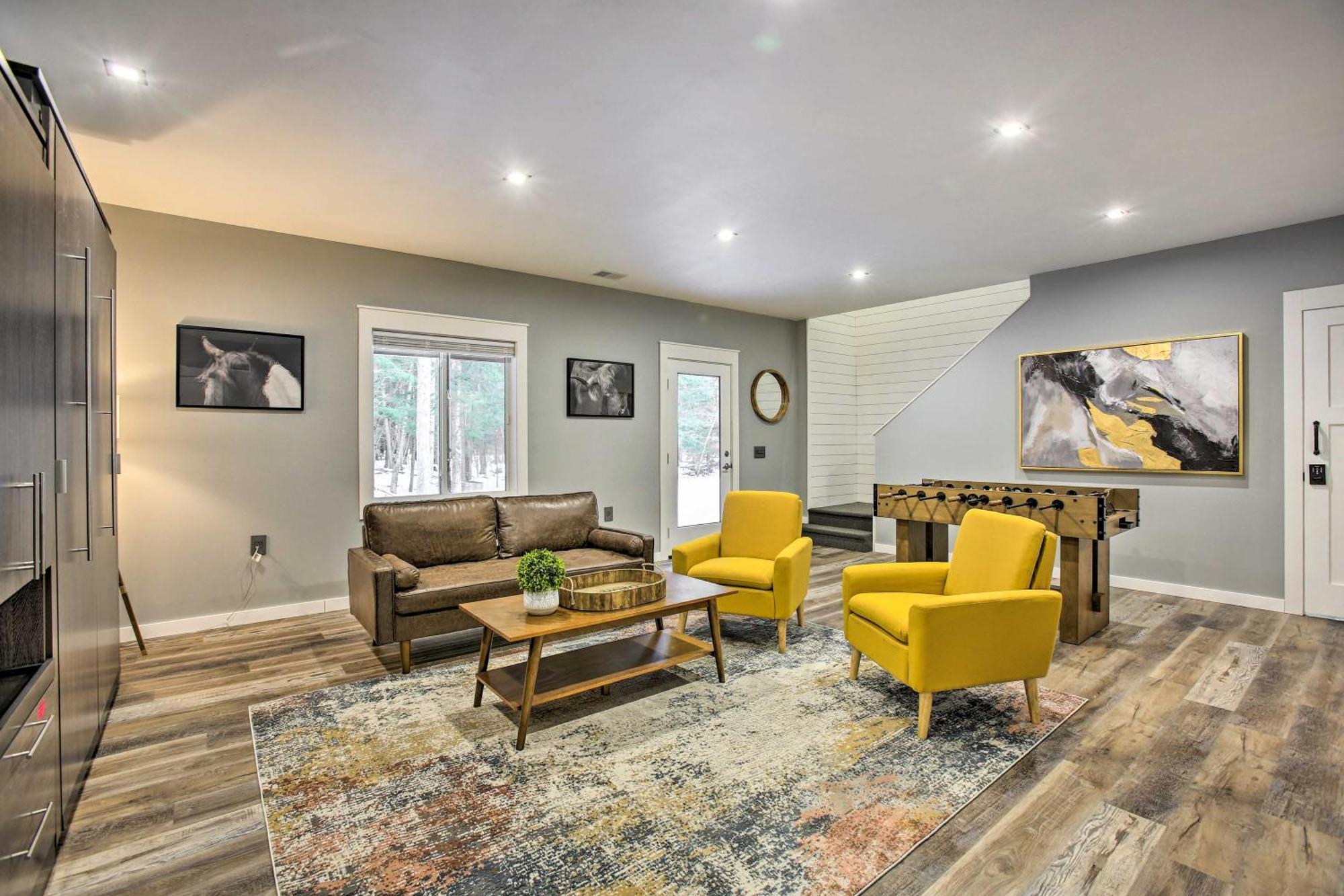Modern-Chic Interlochen Home With Deck And Game Room! Buitenkant foto