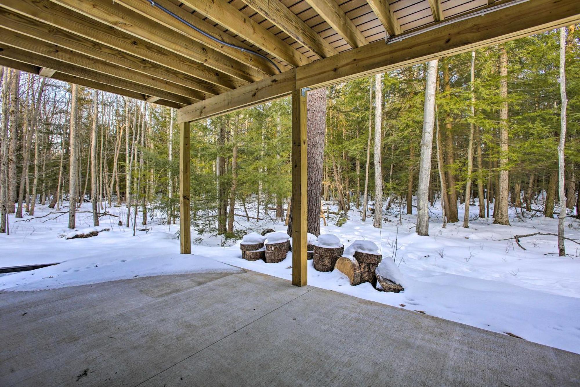 Modern-Chic Interlochen Home With Deck And Game Room! Buitenkant foto