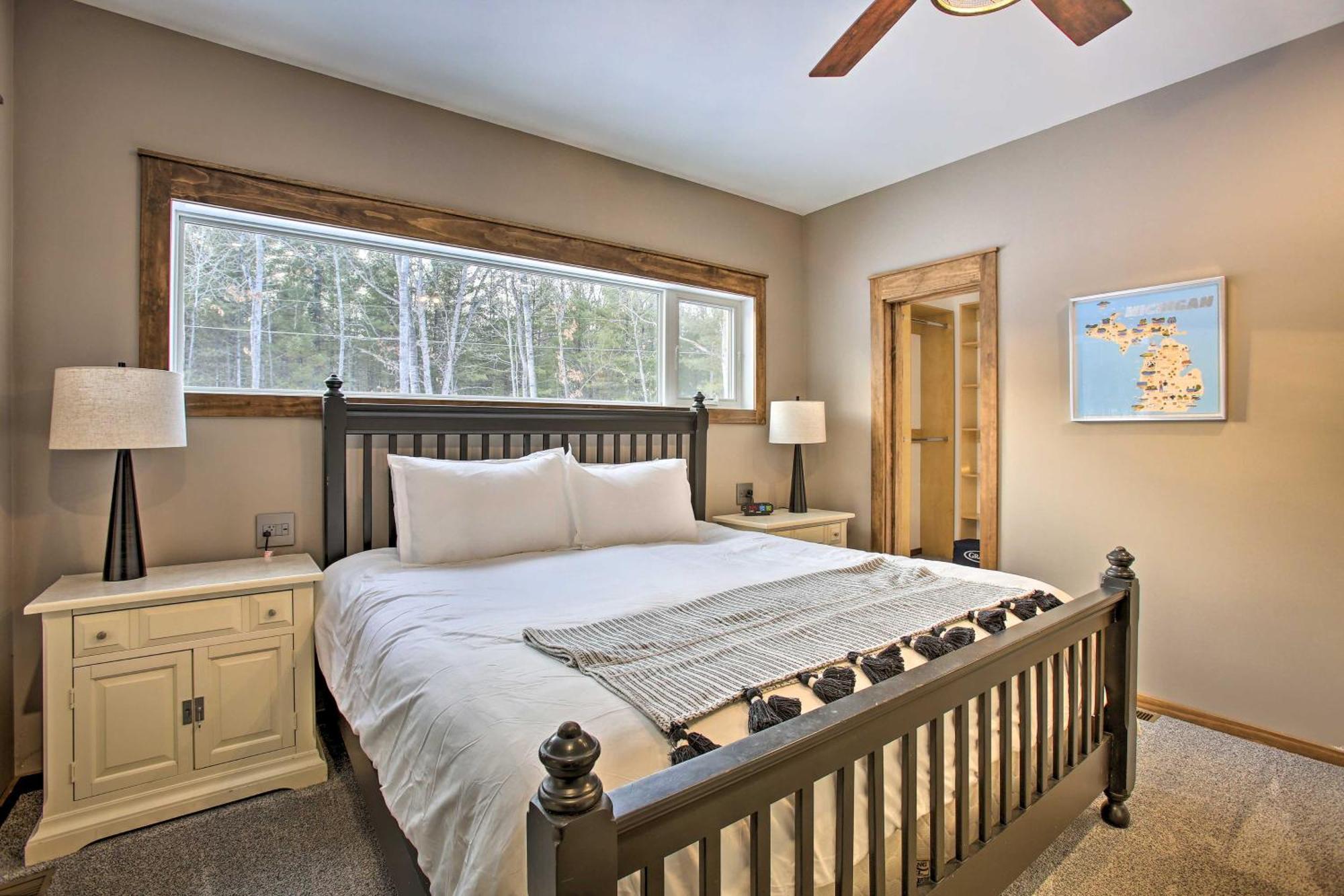 Modern-Chic Interlochen Home With Deck And Game Room! Buitenkant foto