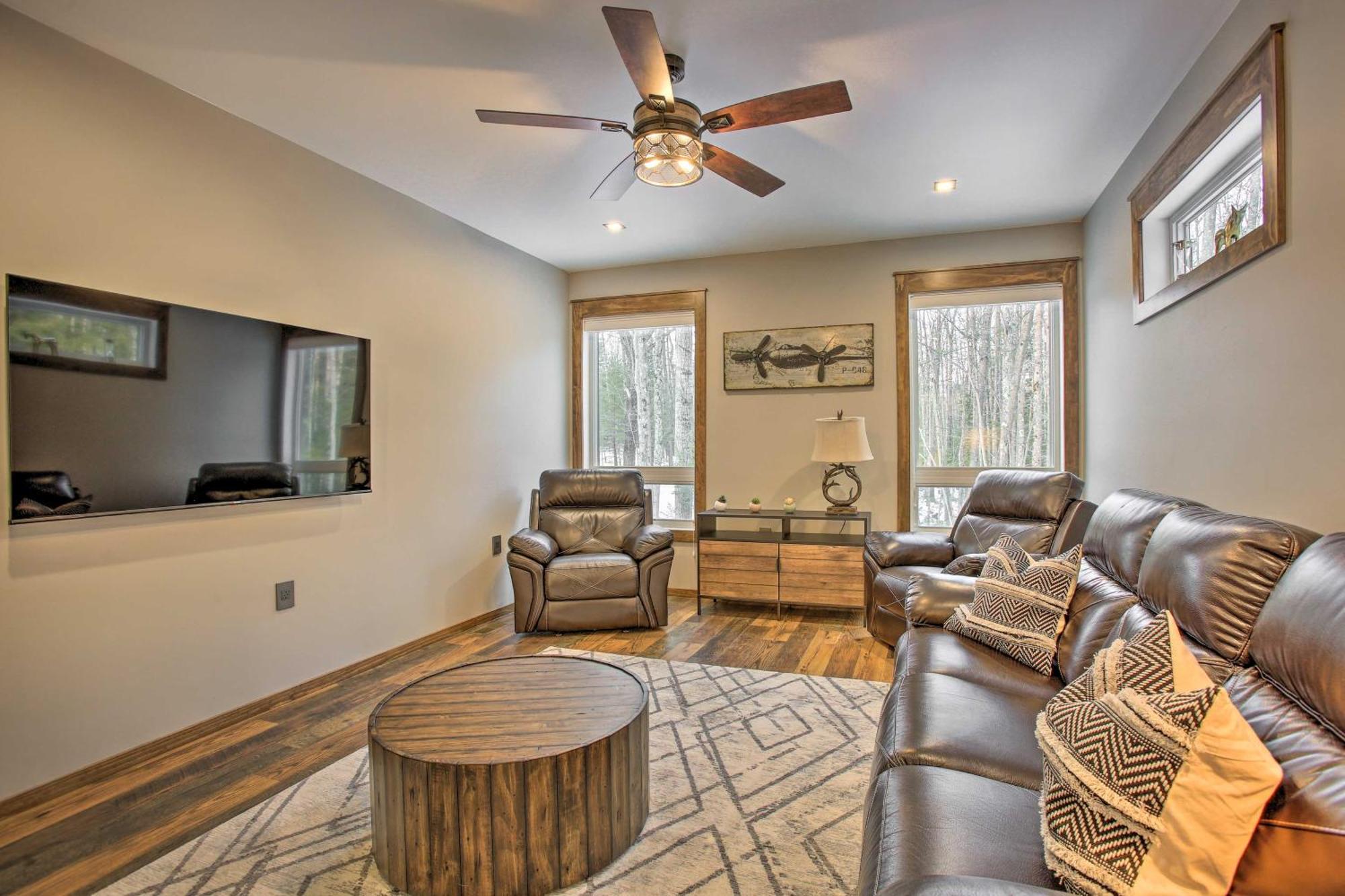 Modern-Chic Interlochen Home With Deck And Game Room! Buitenkant foto