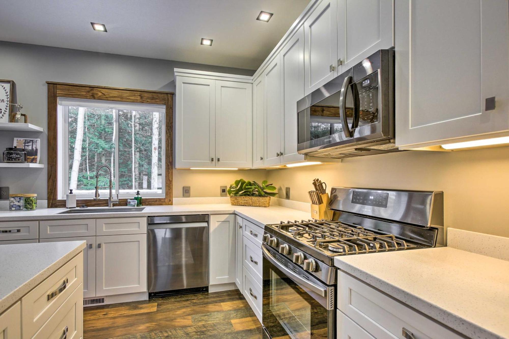 Modern-Chic Interlochen Home With Deck And Game Room! Buitenkant foto