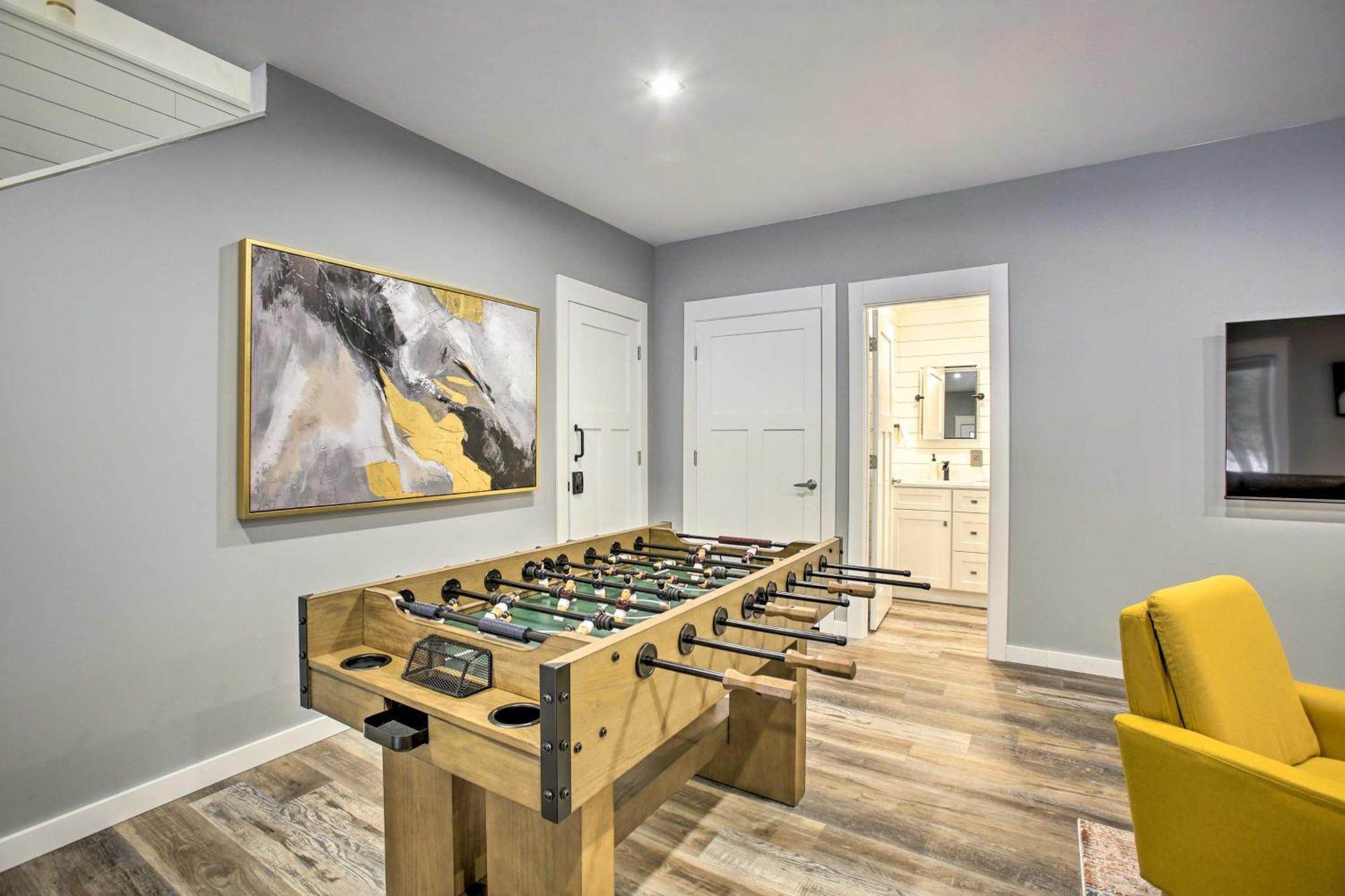 Modern-Chic Interlochen Home With Deck And Game Room! Buitenkant foto