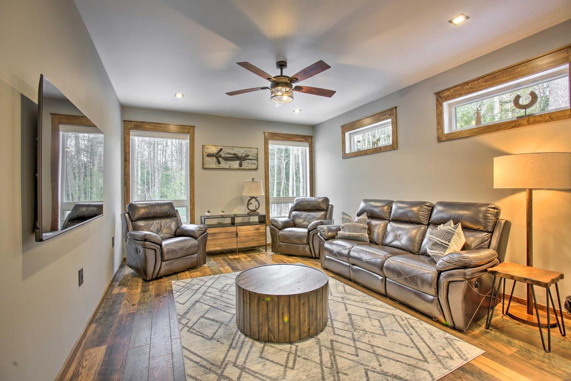 Modern-Chic Interlochen Home With Deck And Game Room! Buitenkant foto